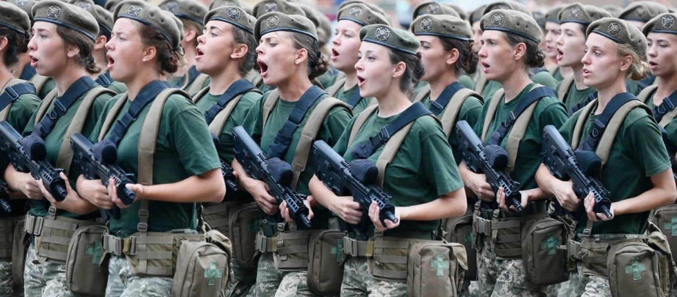 Ουκρανία: Θύελλα αντιδράσεων για τις στρατιωτίνες που θέλουν να παρελάσουν με... γόβες